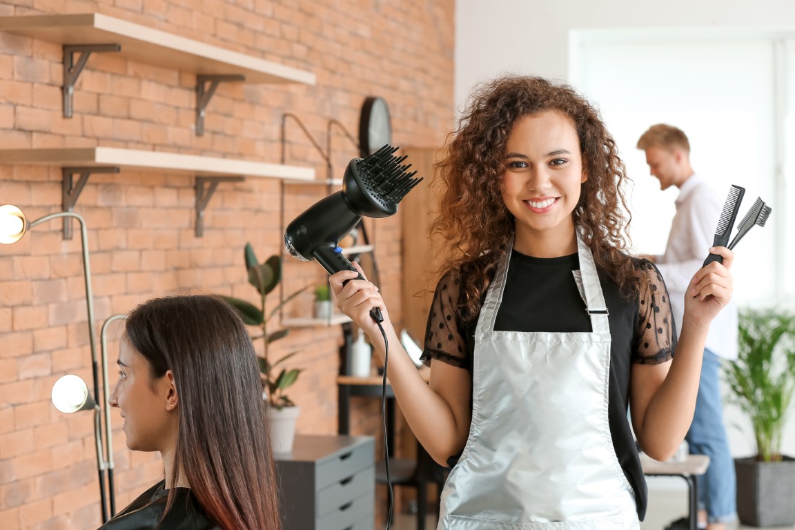 jeune femme en cap coiffure dans un salon