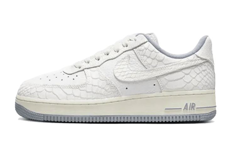 belle Air Force 1 blanche lisse telle qu’on la connaît devient une paire structurée d’une peau de python