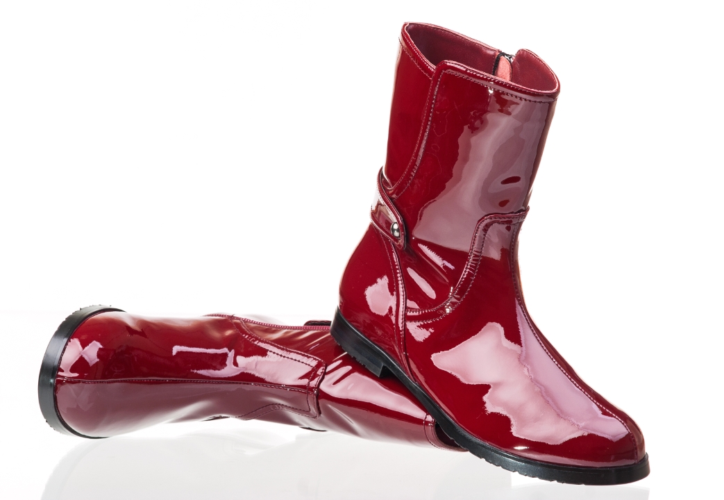 Les bottines en vinyle ou vernies