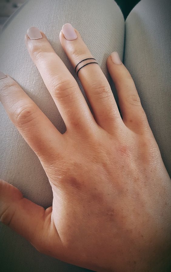 tatouage bague doigt