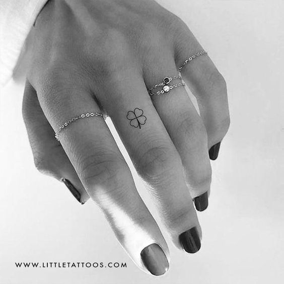 tatouage doigt trèfle