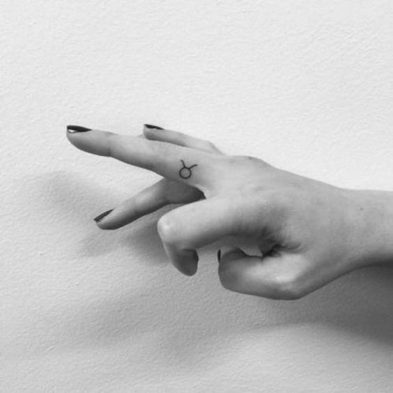 tatouage signe zodiaque doigt