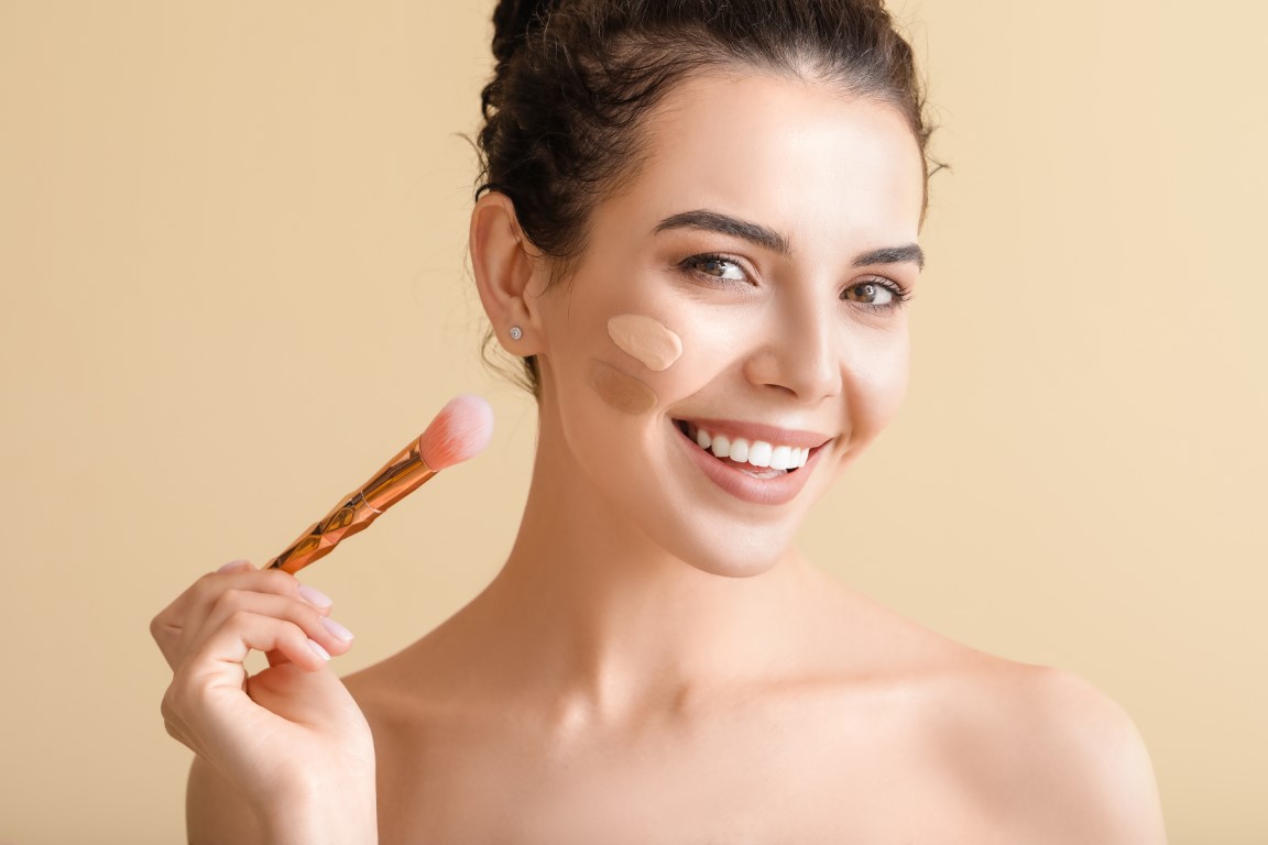 femme qui s'applique de l'autobronzant
