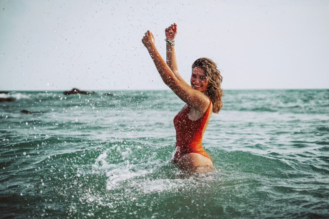belle femme en maillot de bain une piece échancré