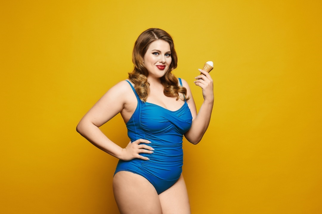 belle femme ronde en maillot de bain