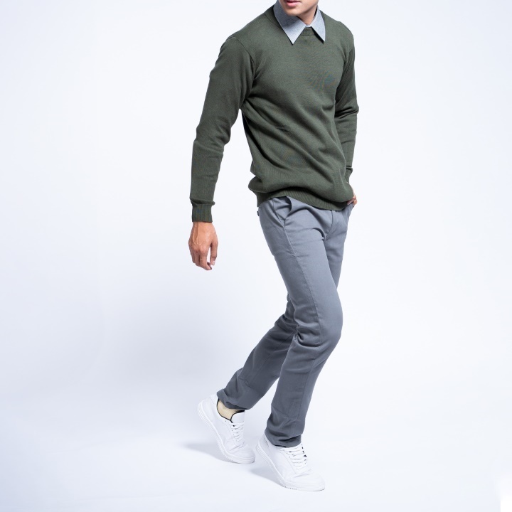 chino gris et baskets blanches