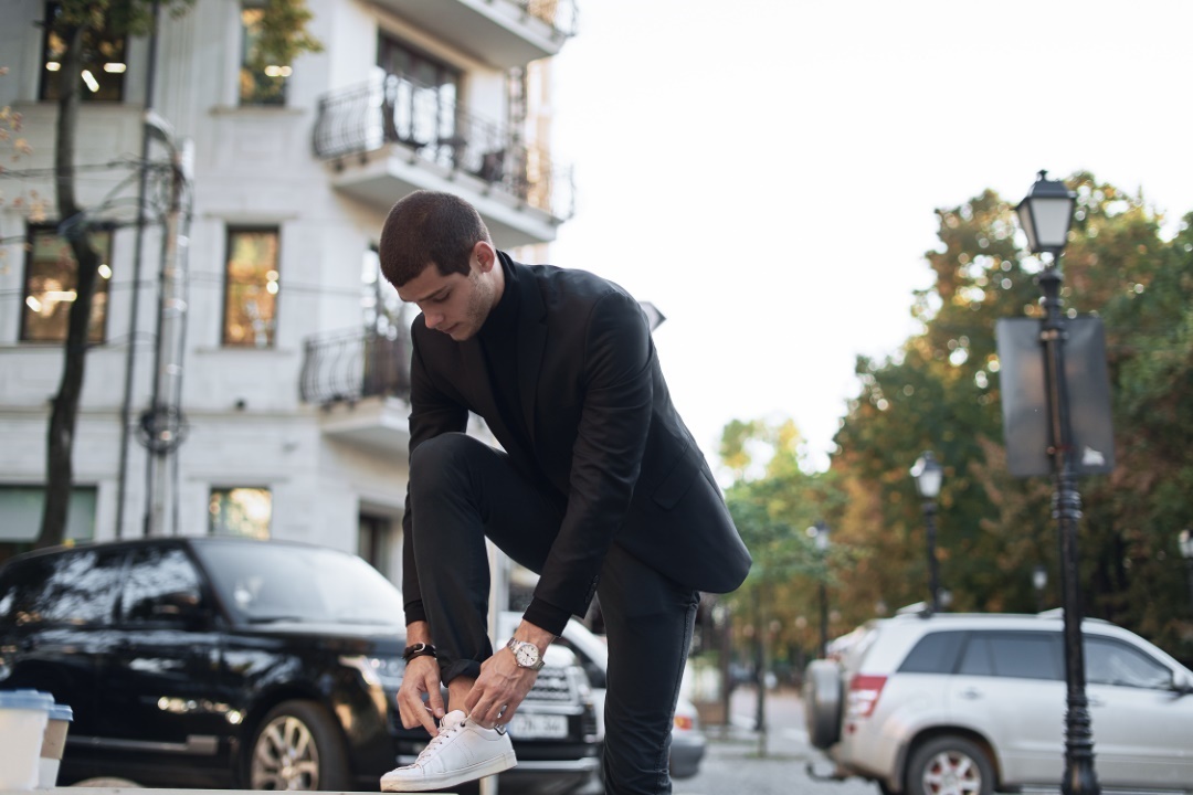 costume et sneakers blanche homme