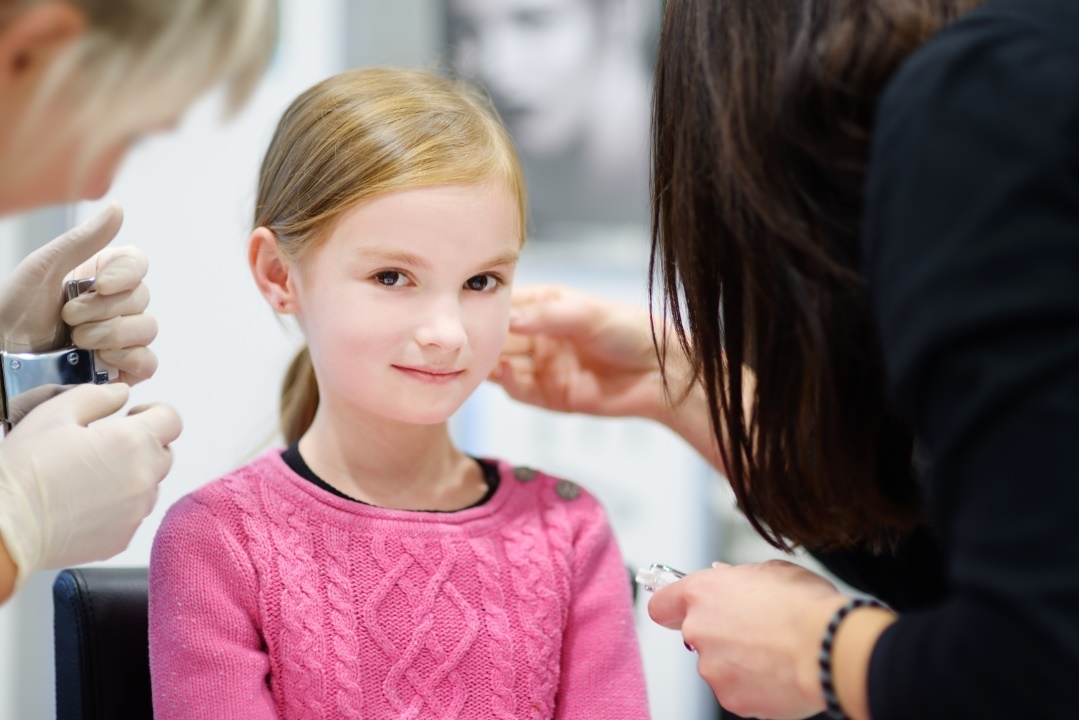 perçage d'oreilles pour enfant