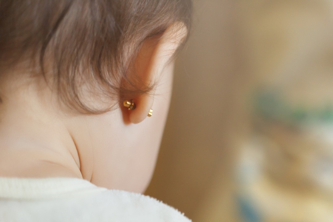 Comment choisir des boucles d'oreilles pour filles ?