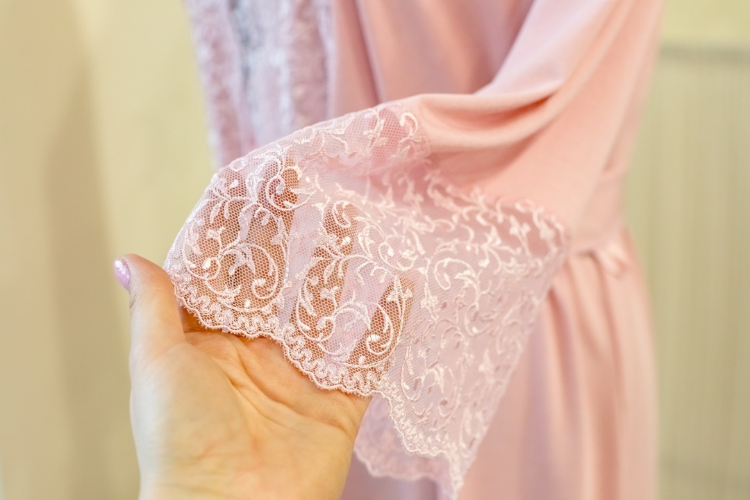 chemise de nuit rose dentelle