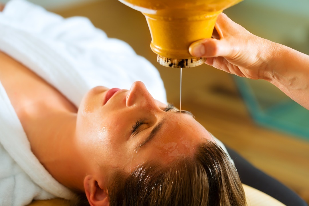 Ayurveda beauté rituels indiens huile sur visage