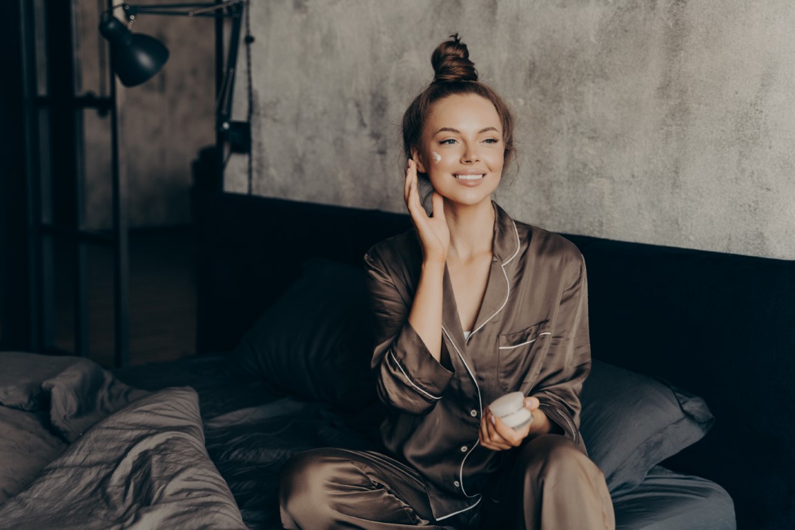femme qui fait son soin visage en pyjama trendy