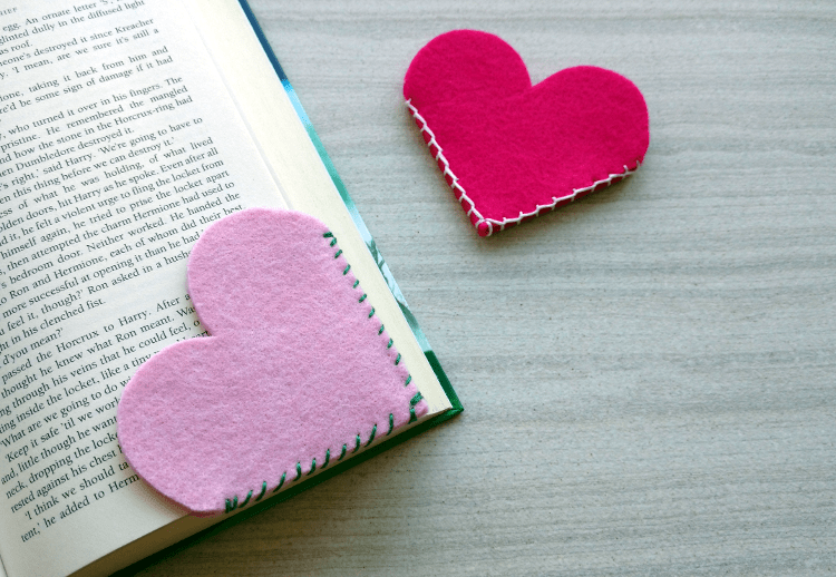 Coudre un marque-page coeur en feutrine