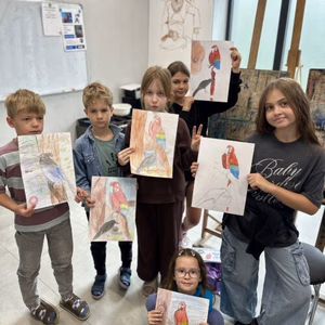 rysunek_dla_dzieci_kurs_Zajęcia_warsztaty_Sealart_Szkola_rysunku | Sealart szkoła rysunku Group of children in an art class proudly displaying colorful parrot drawings.