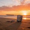 Externe Holzbefeuerte Badewanne Modell D4 mit Ständer, Holzhalter, Grillrost, Schlauchsatz sowie Absperr- und Ablassventil am Strand