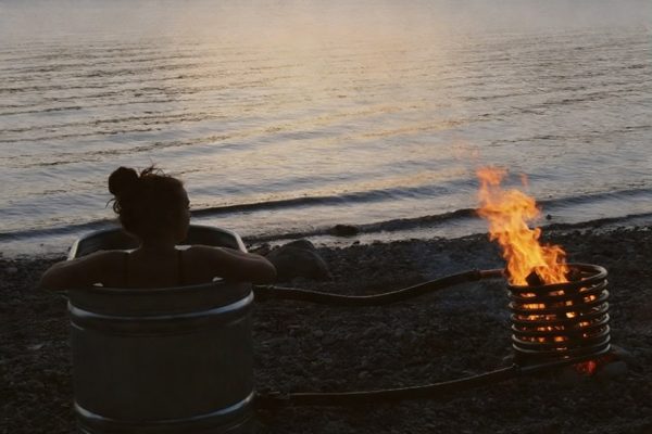 Ein Bad in einem holzbeheizten Whirlpool am Meer, der mit einem Edelstahl-Heizschlangensatz beheizt wird.