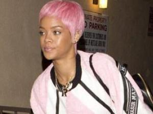 cheveux roses rihanna