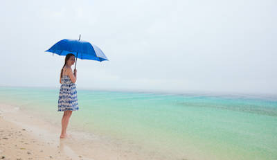 plage sous la pluie