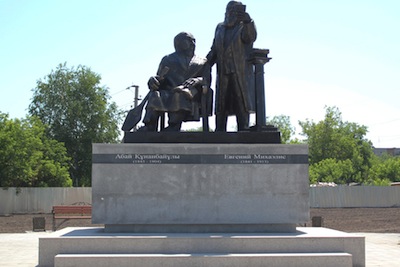 Selfie statue