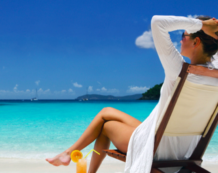 femme sur chaise longue