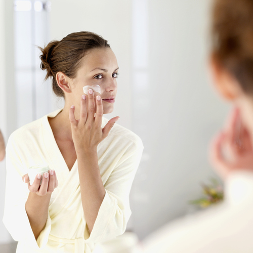 femme_creme_nettoyer_visage_hydrater