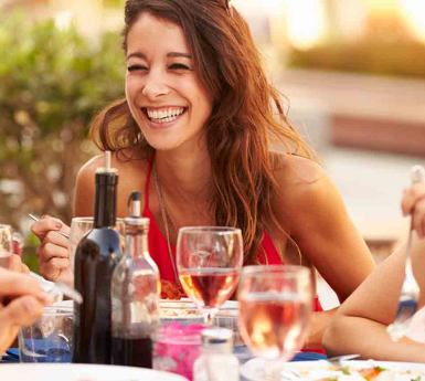 fille qui rigole entre amis