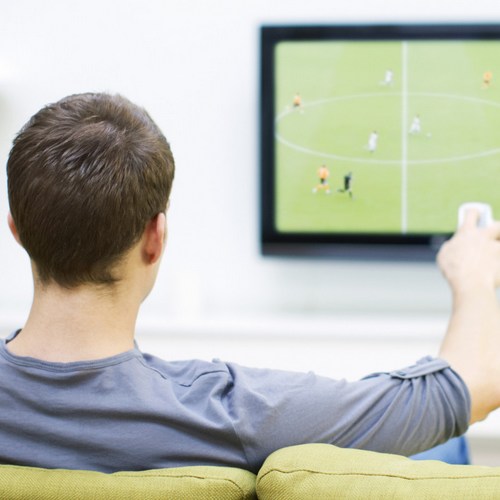 mec regarde le foot devant la télé