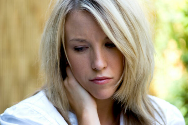femme blonde triste