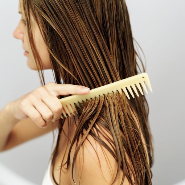 soin-cheveux-brosser