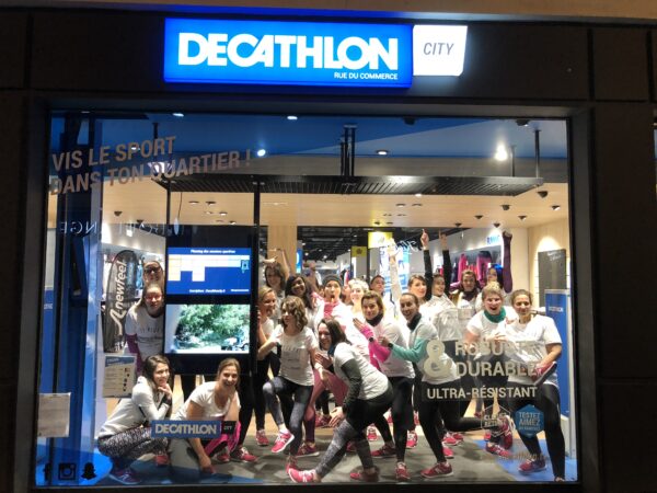 event-decathlon-groupe-vitrine-defi-marche