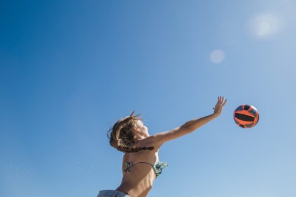 fille-jouant-volley-trucsdenana