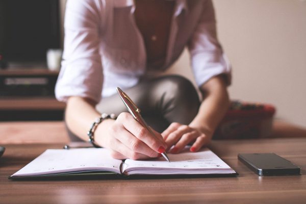 ecrire-stylo-fille-carnet