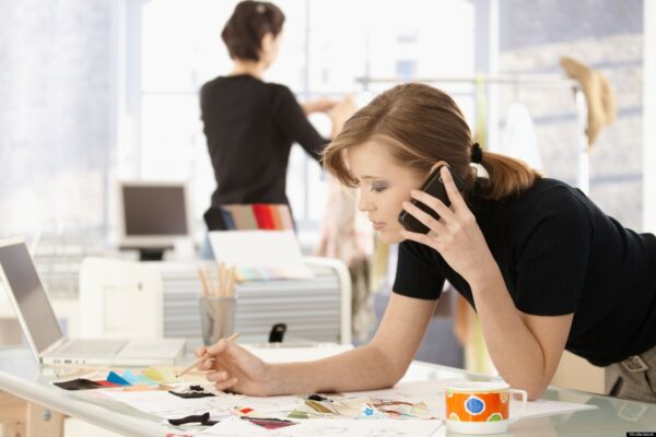 travail-boite-femme-telephone