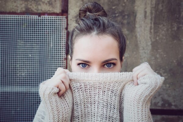 femme-pull-yeux