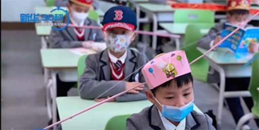 enfants chinois avec couvre chefs de distance