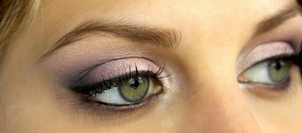yeux verts maquillé