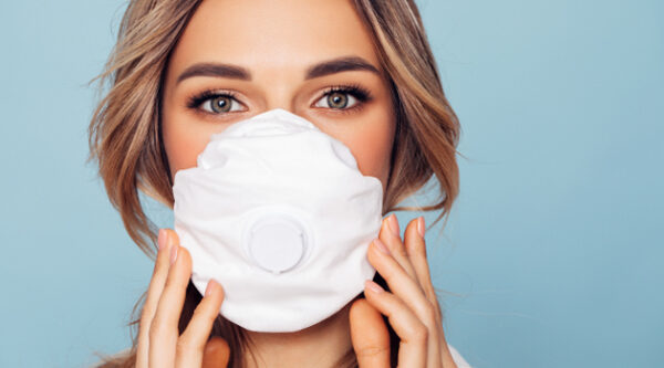 bien maquillé avec un masque