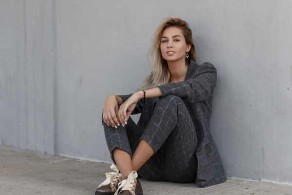 Le tailleur pantalon femme l’indispensable à bien maîtriser