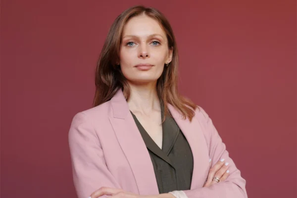 Le-paradoxe-des-femmes-fortes-pourquoi-les-plus-indépendantes-sont-parfois-les-plus-vulnérables-en-a