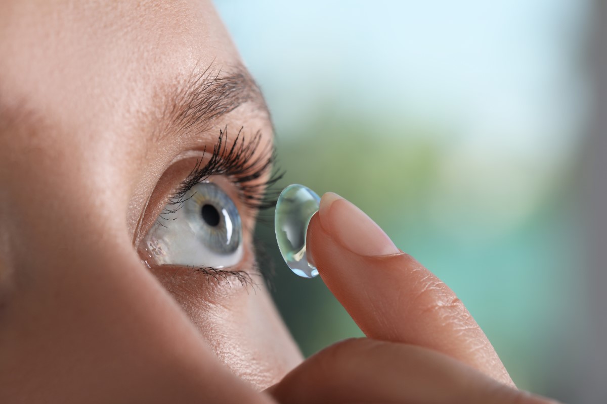 Se maquiller sans lunettes : ces astuces quand la vision de près devient moins nette