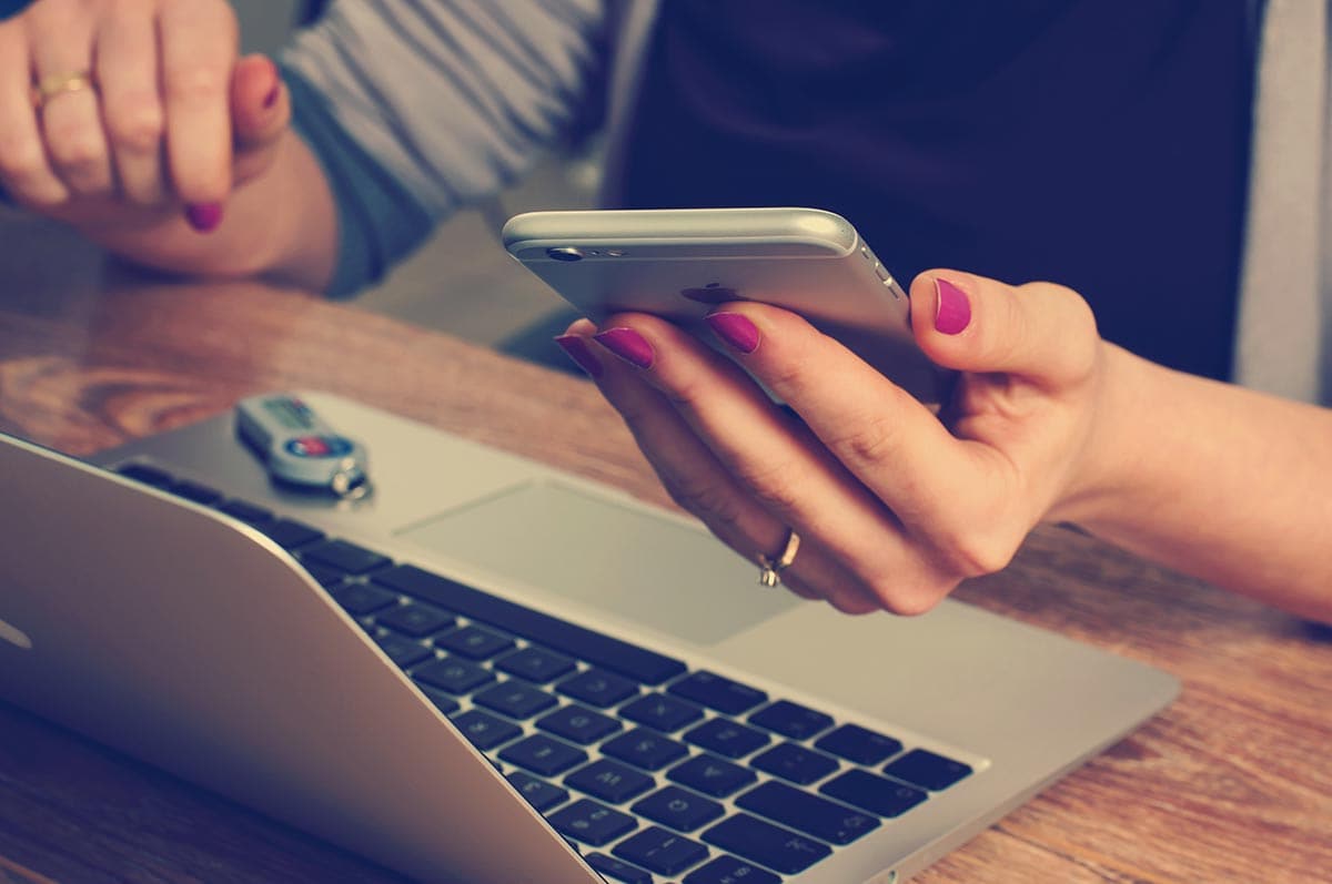 b2b-appointment-setting Woman's hand looking at phone