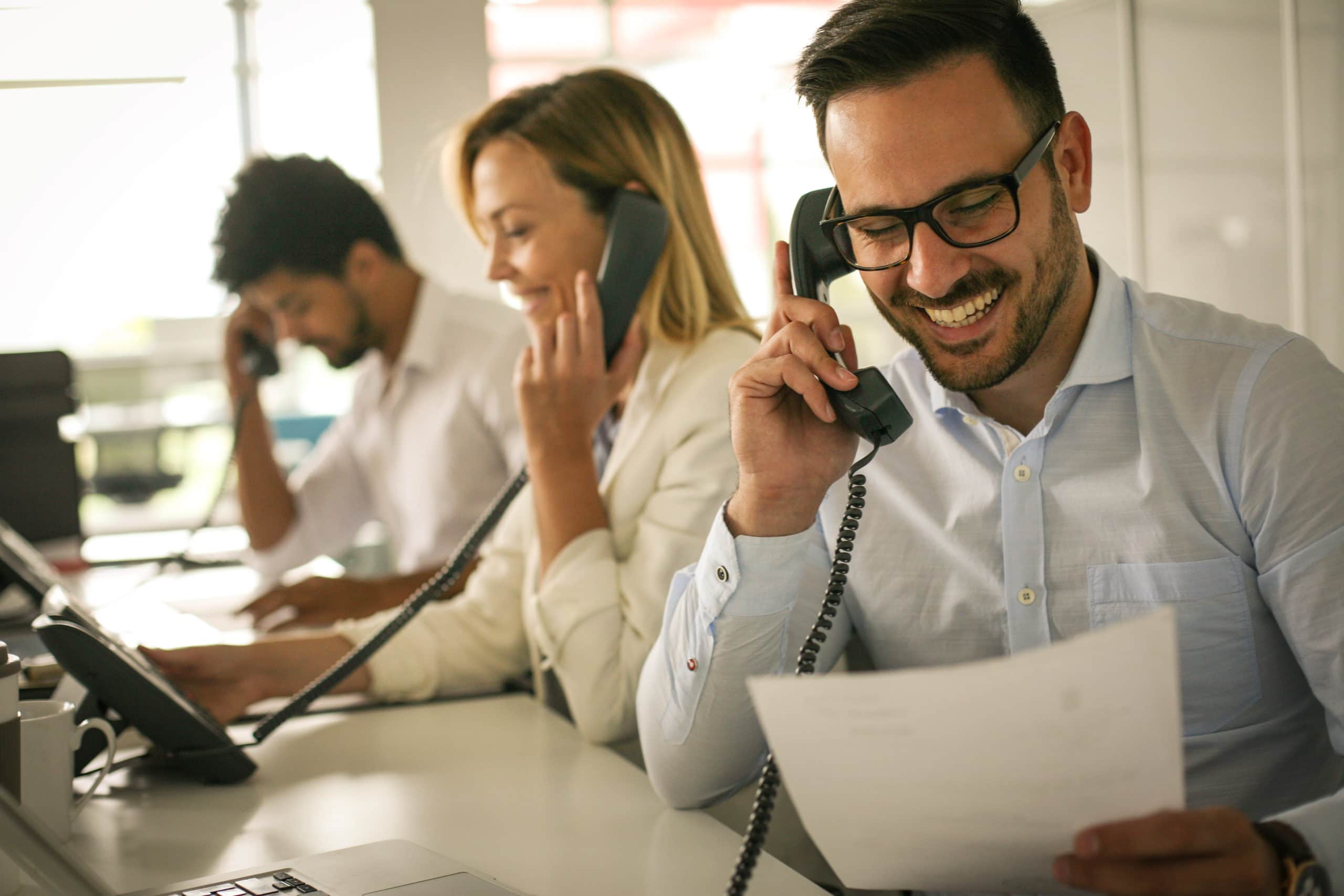 Efficient B2B Contact Center Solutions B2B contact center team supporting sales with calls and customer engagement.