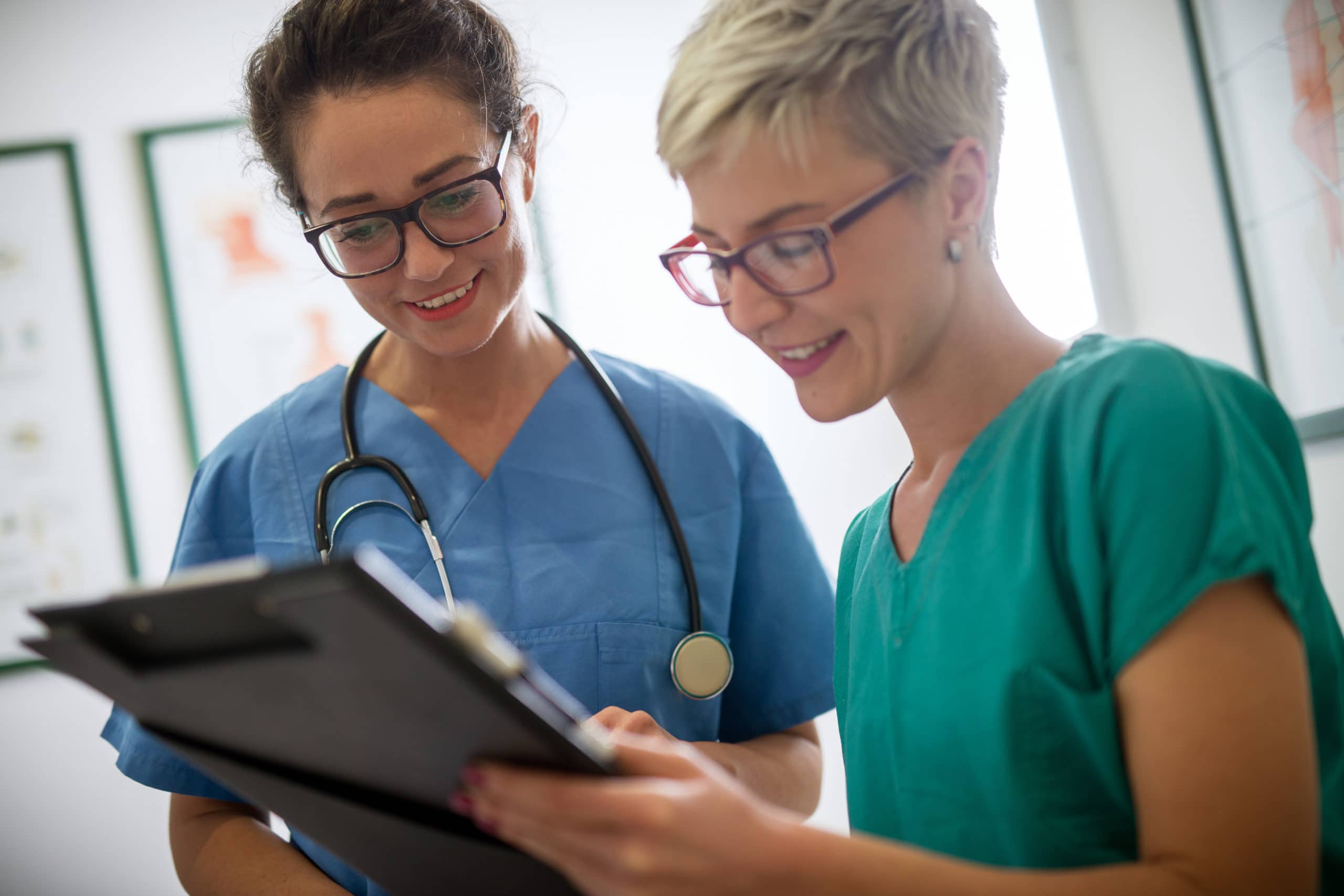 Healthcare professionals collaborating on patient care. Healthcare professionals collaborating on patient care for medtech and healthcare outreach.
