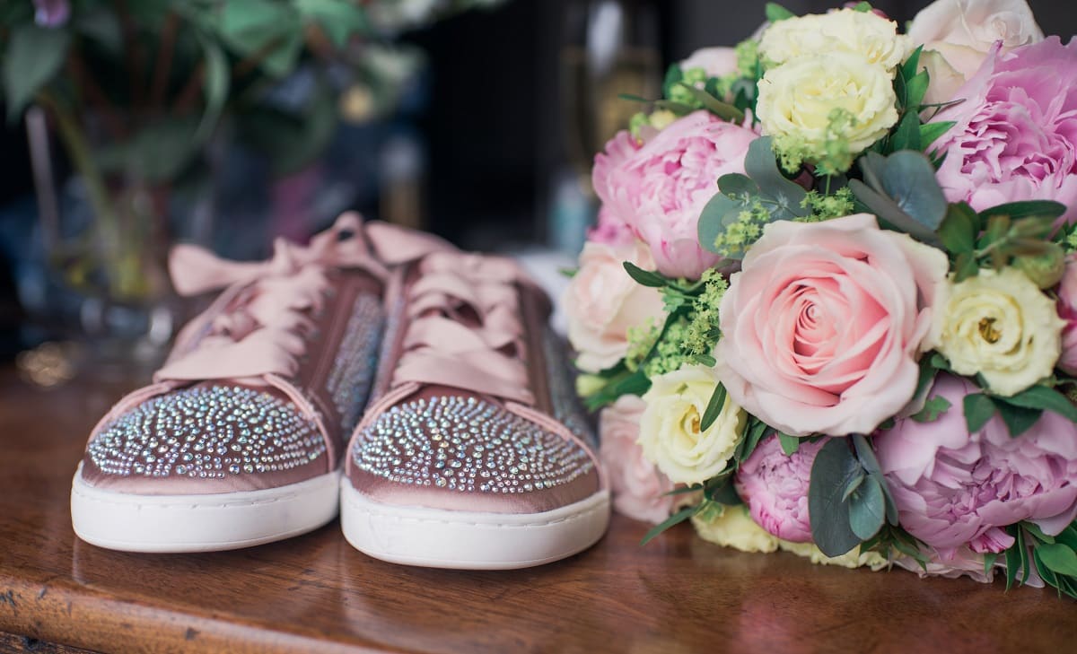 Comment porter des baskets à un mariage sans faux pas